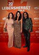 Mariella Ahrens mit Christine Neubauer und Begleitung