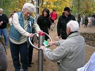 Senioren an Fitnessgerät